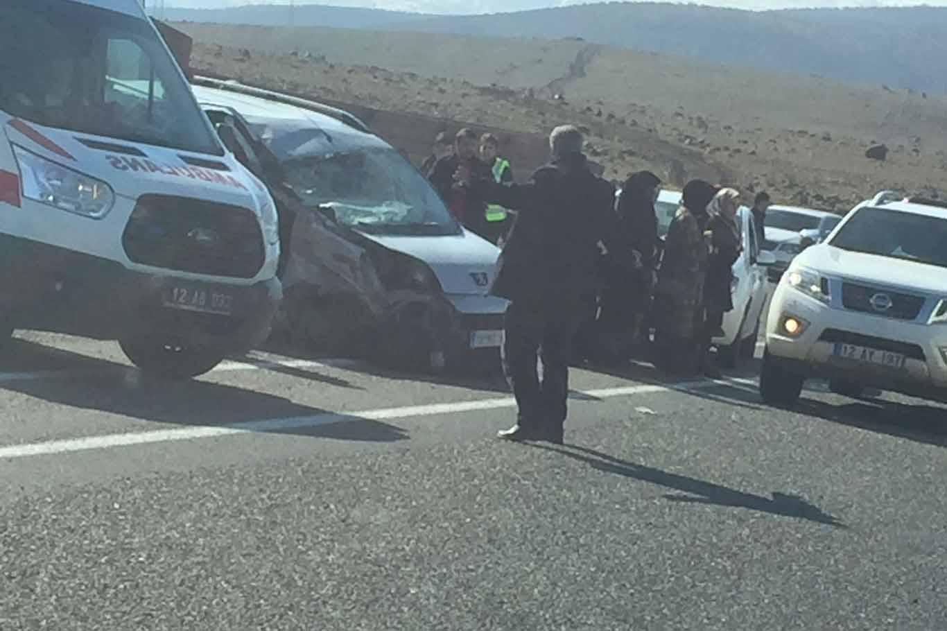 TIR'a arkadan çarpan araçta 8 kişi yaralandı